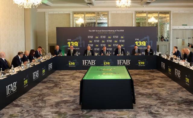 九游娱乐在线-足球比赛新规：门将持球超8秒，对手将获得角球