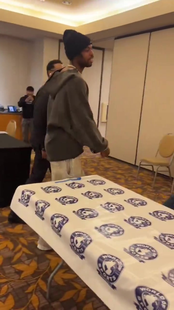 这该死的羁绊！球迷反穿巴特勒球衣要签名 希尔德一脸羞涩爆粗口