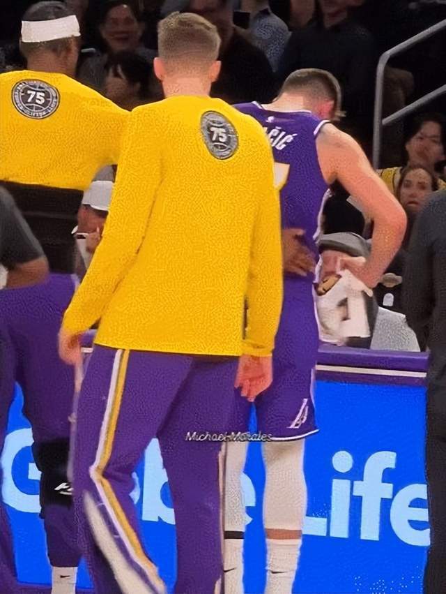 九游娱乐官方-东契奇退赛怒踢广告牌，湖人险胜76人：里夫斯居然带的动詹姆斯